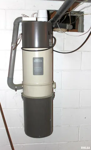 $169,900 | 218 Mc Murtry Drive, Henderson, IL 61439