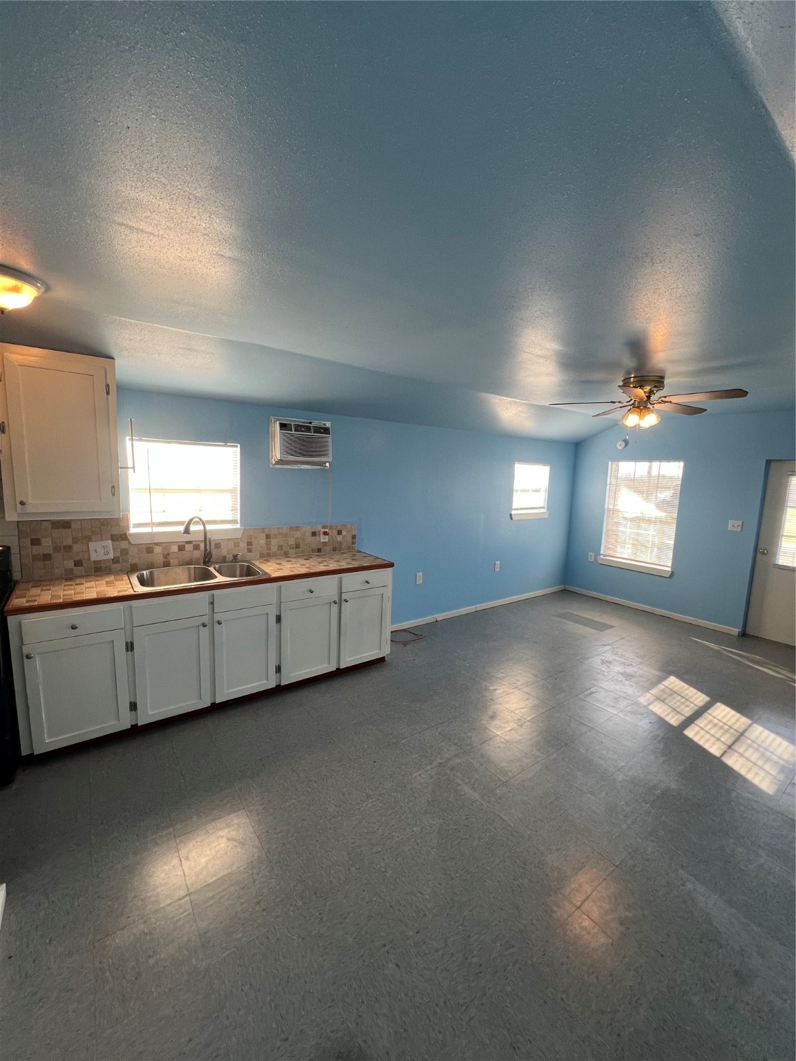 327 17th Street San Leon, TX 77539 - Photo 15 of 23 a view of an empty room and window