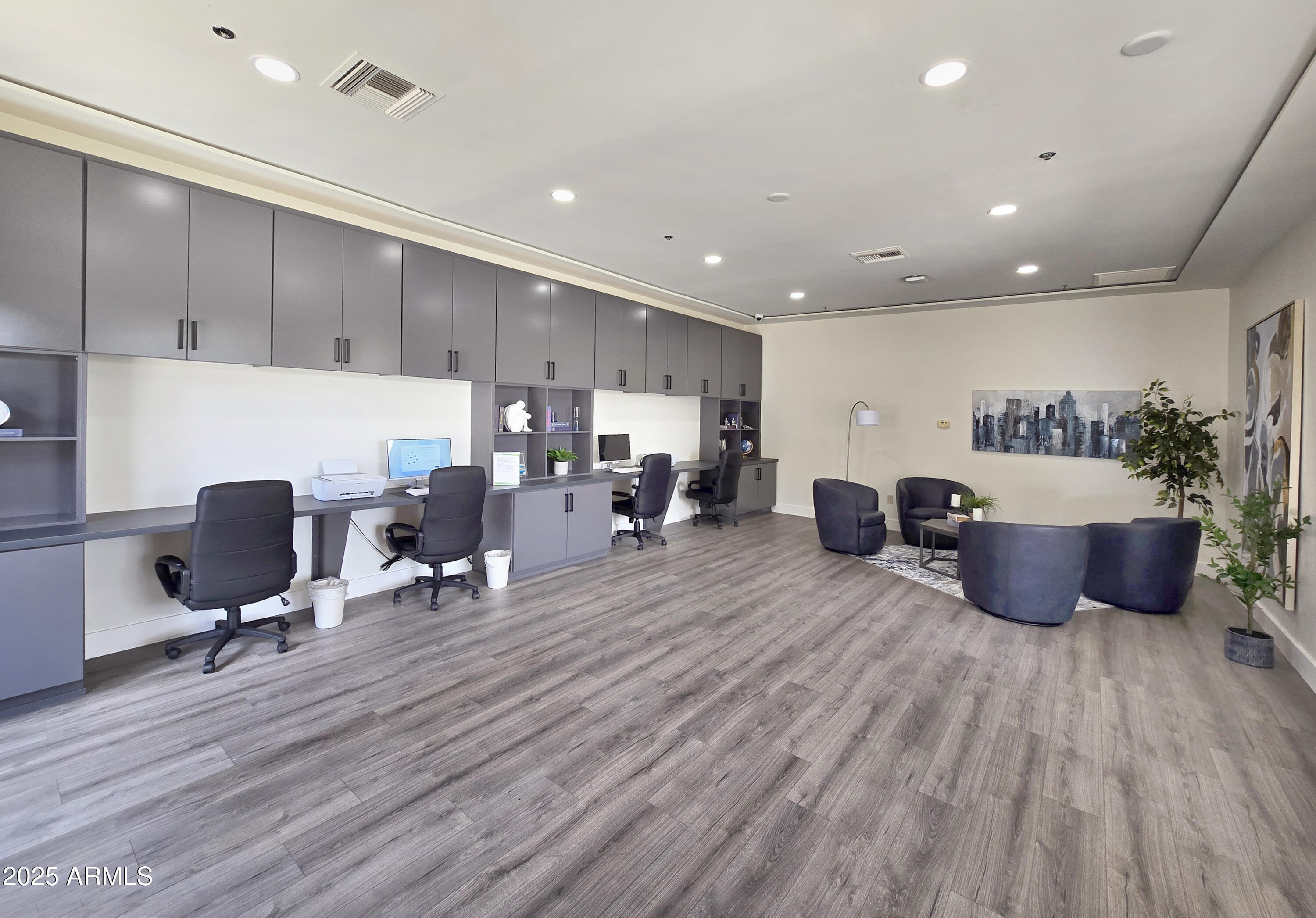 920 East Devonshire Avenue, Unit 2009 Phoenix, AZ 85014 - Photo 17 of 22 a large room with gym equipment