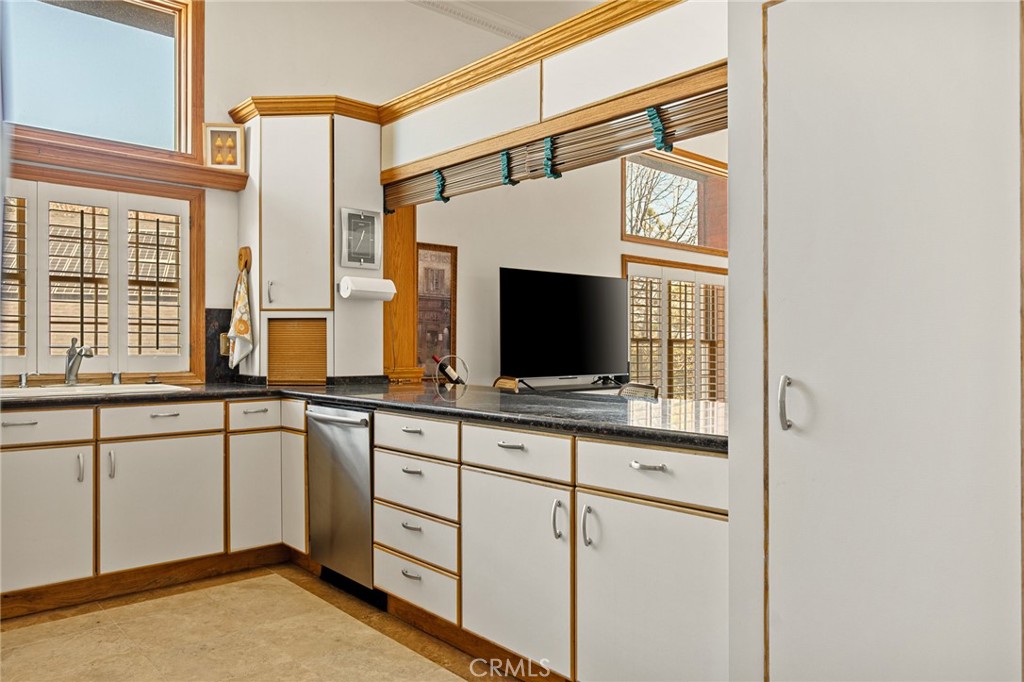 971 Grass Valley Road Lake Arrowhead, CA 92352 - Photo 19 of 50 a kitchen with stainless steel appliances a sink and a stove