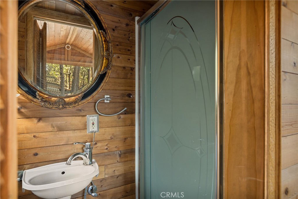 971 Grass Valley Road Lake Arrowhead, CA 92352 - Photo 46 of 50 a bathroom with a toilet a sink and mirror