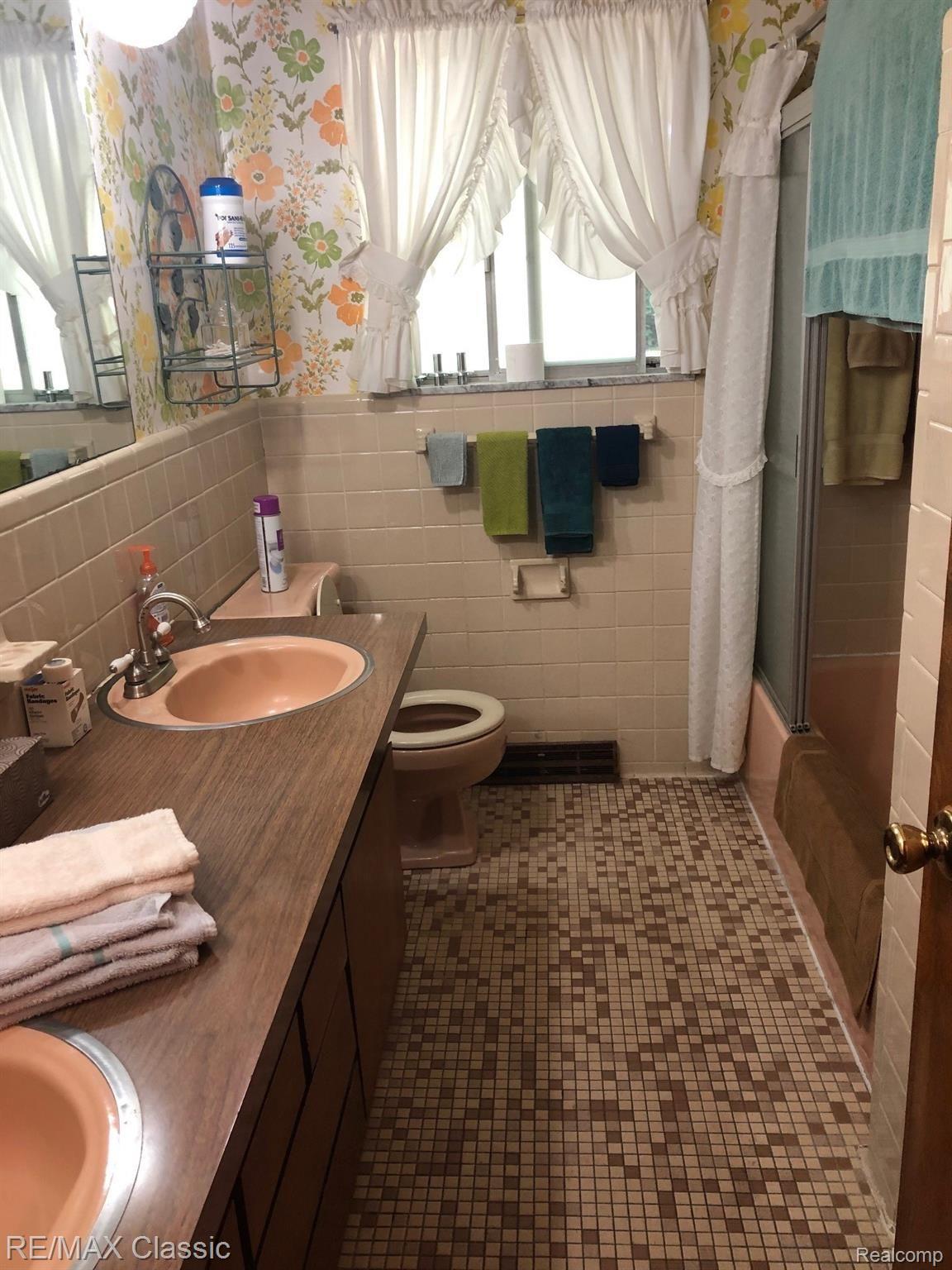 2690 Harrington Road Rochester, MI 48307 - Photo 16 of 21 bath.jpg