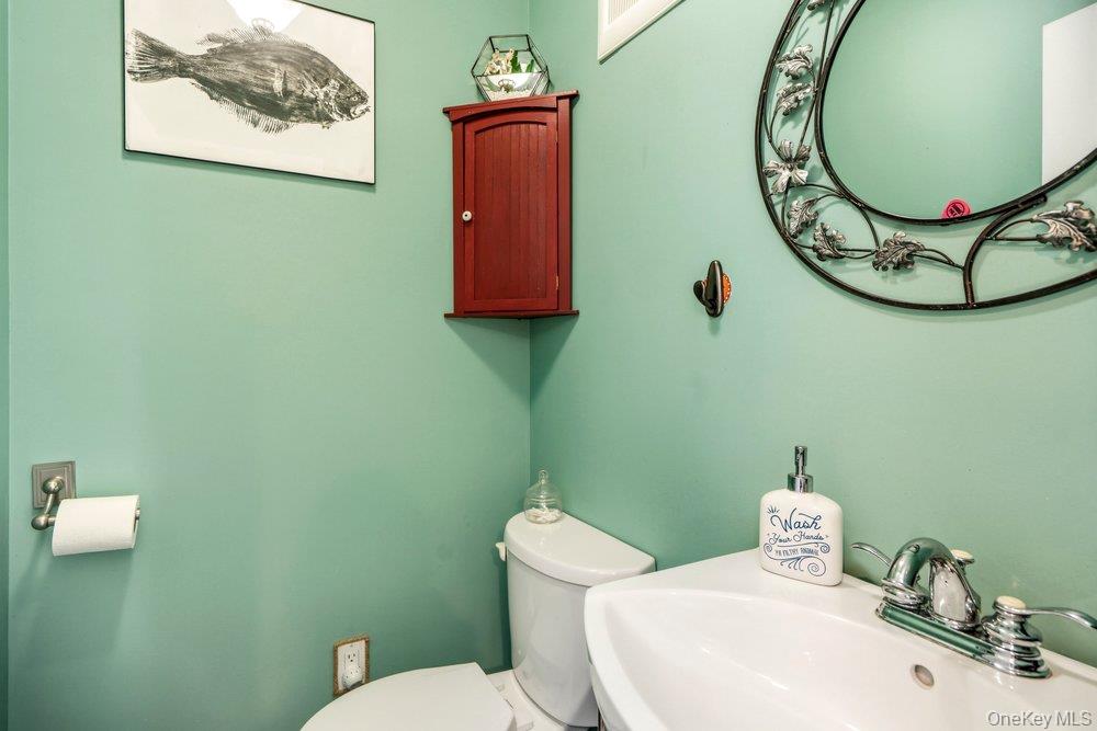 76 Alton Road Babylon, NY 11702 - Photo 23 of 31