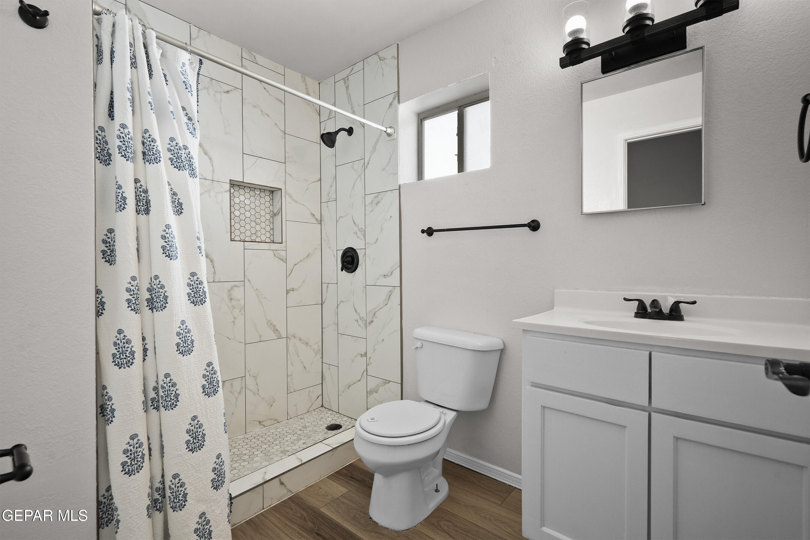 11023 Splendor Court El Paso, TX 79936 - Photo 25 of 43 Modern Third Bathroom