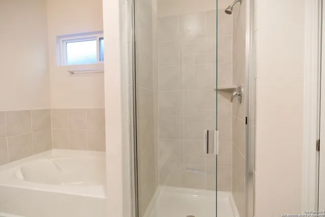 a view of empty room with window