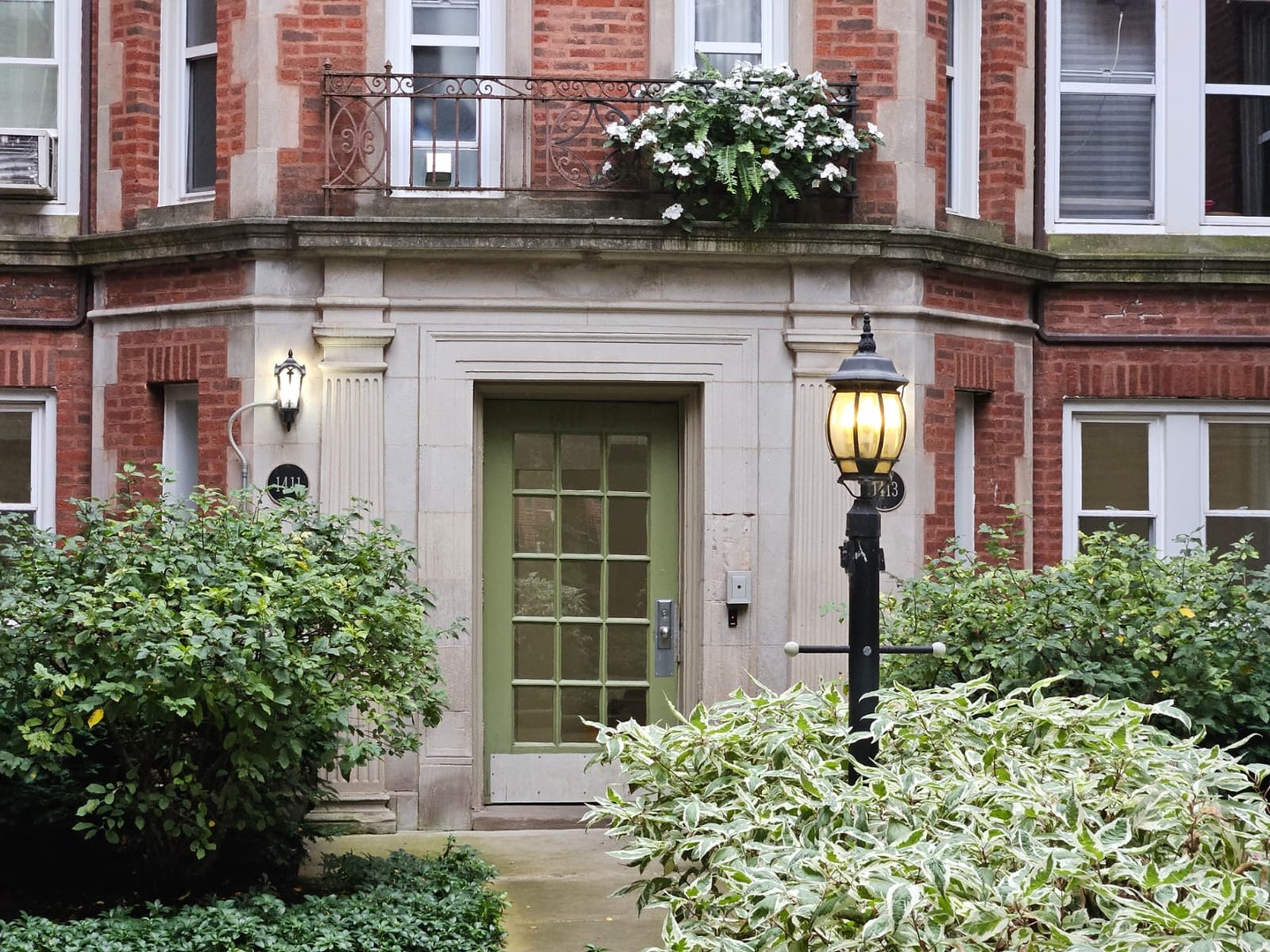 1411 West Farwell Avenue, Unit E2 Chicago, IL 60626 - Photo 1 of 27 front view of a building