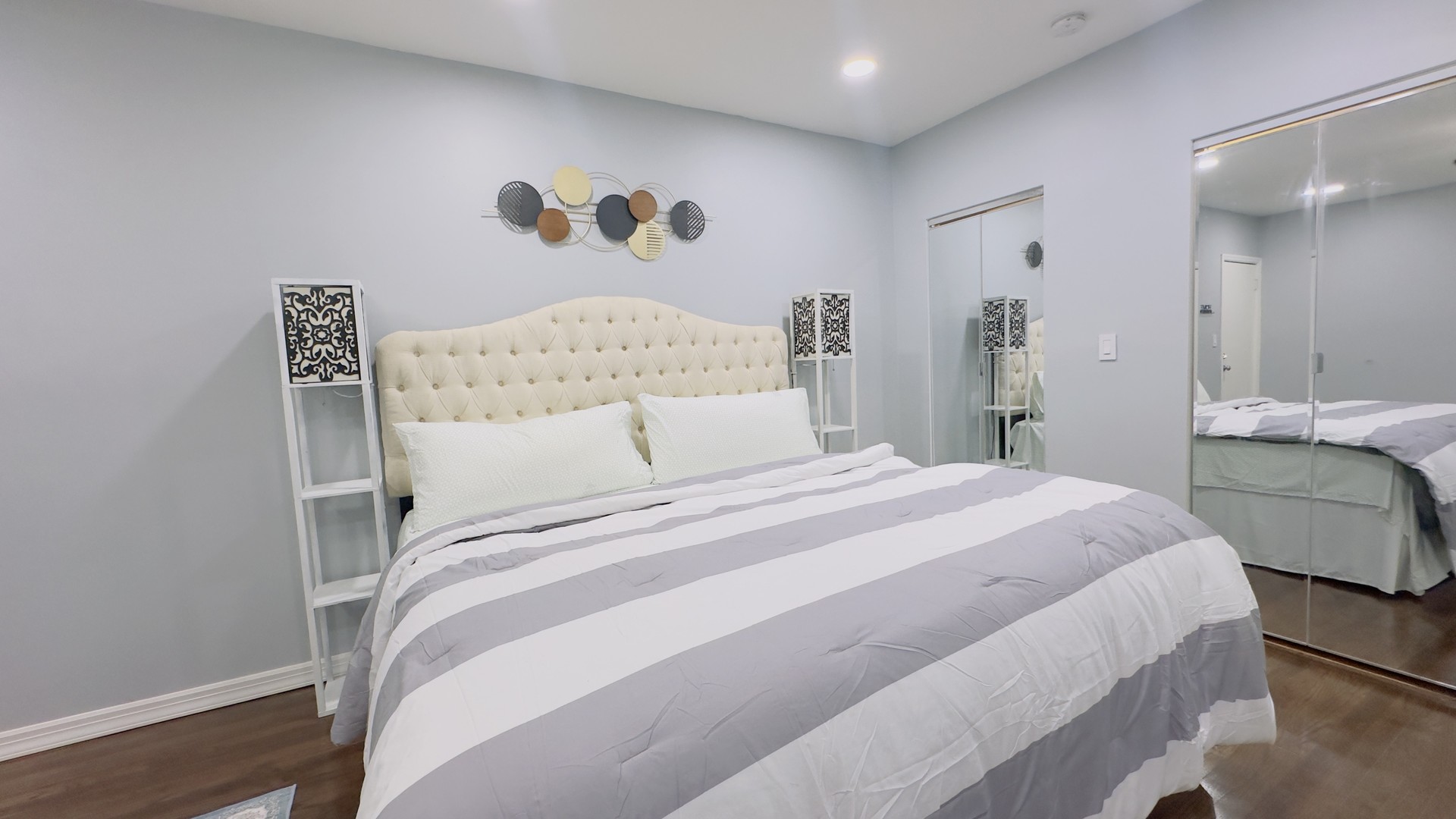 1411 West Farwell Avenue, Unit E2 Chicago, IL 60626 - Photo 12 of 27 a bedroom with a bed and a painting on the wall