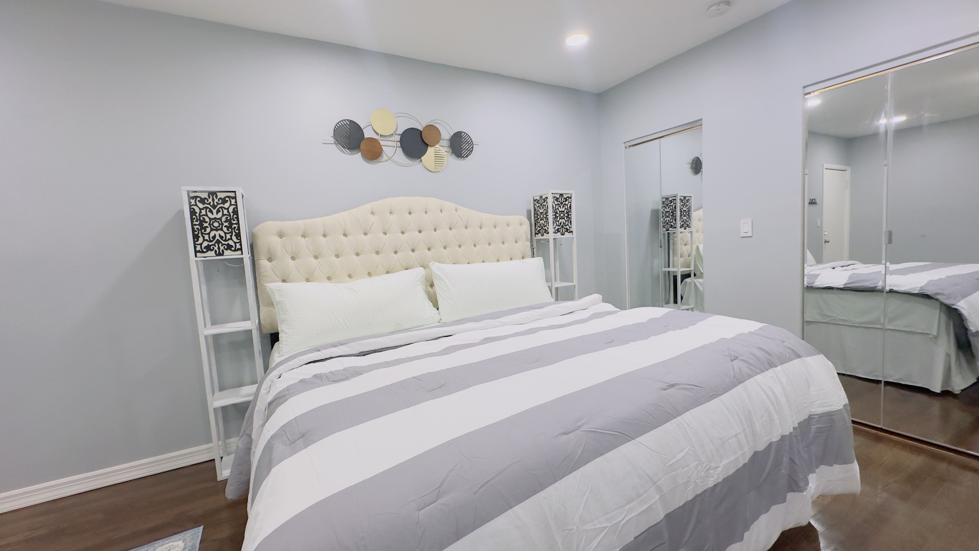 1411 West Farwell Avenue, Unit E2 Chicago, IL 60626 - Photo 14 of 27 a bedroom with a bed and a painting on the wall