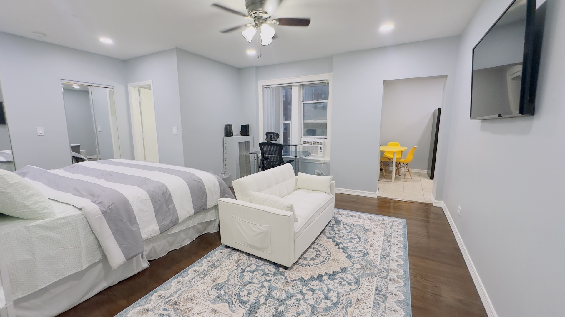 1411 West Farwell Avenue, Unit E2 Chicago, IL 60626 - Photo 15 of 27 a spacious bedroom with a bed and a couch