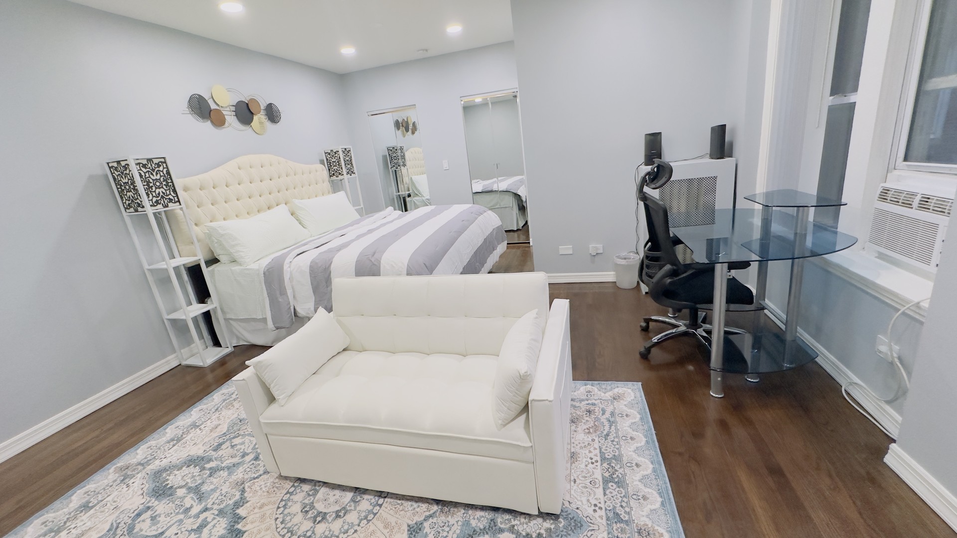 1411 West Farwell Avenue, Unit E2 Chicago, IL 60626 - Photo 18 of 27 a living room with furniture and a wooden floor