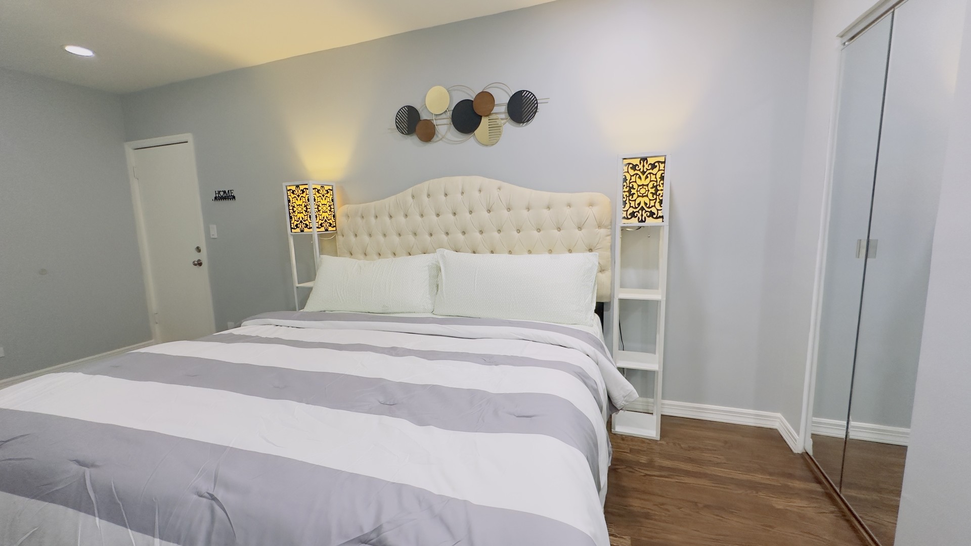 1411 West Farwell Avenue, Unit E2 Chicago, IL 60626 - Photo 23 of 27 a bedroom with a bed and a painting on the wall