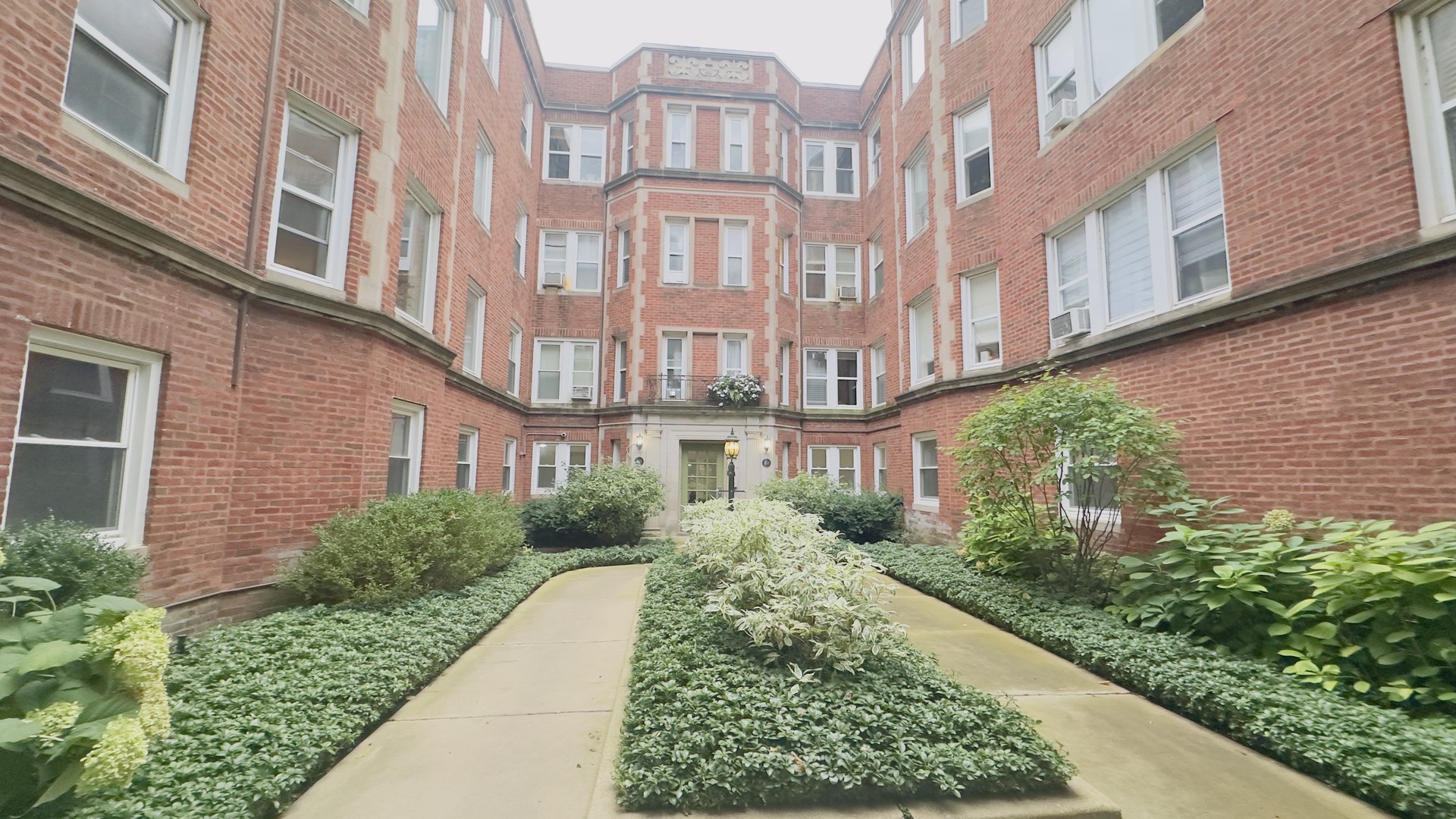 1411 West Farwell Avenue, Unit E2 Chicago, IL 60626 - Photo 3 of 27 a view of a building