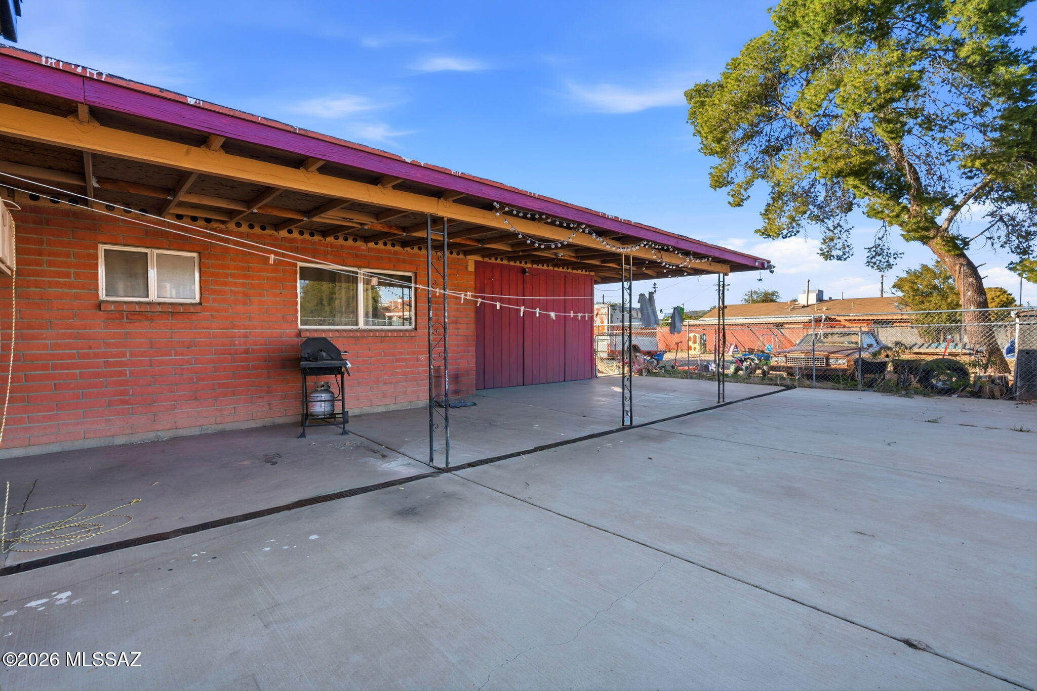 5125 South Missiondale Road Tucson, AZ 85706 - Photo 25 of 32 a backyard with a table and chairs under an umbrella