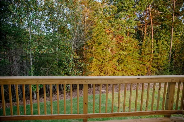 a view of a house with yard