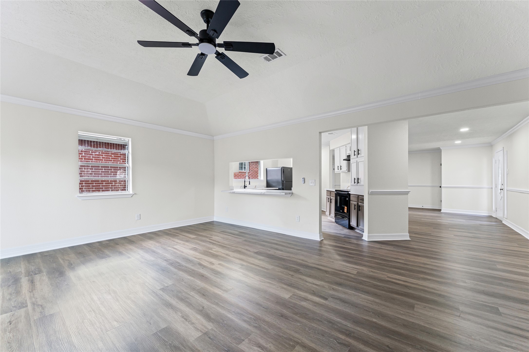 1506 Leadenhall Circle Channelview, TX 77530 - Photo 14 of 34 a view of empty room with wooden floor and ceiling fan