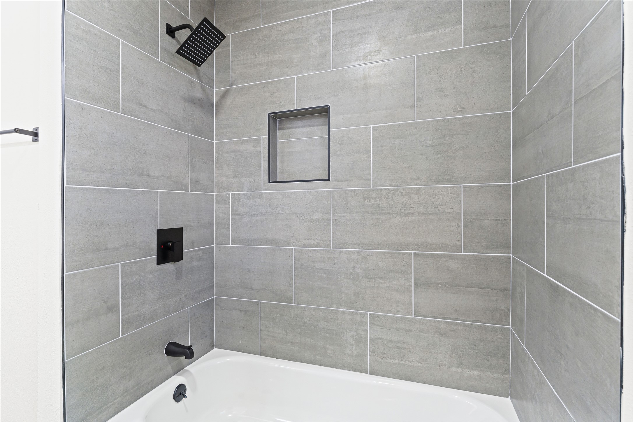 1506 Leadenhall Circle Channelview, TX 77530 - Photo 26 of 34 a bathroom with a bathtub