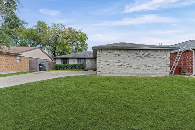 $2,000 | 1506 Leadenhall Circle, Channelview, TX 77530