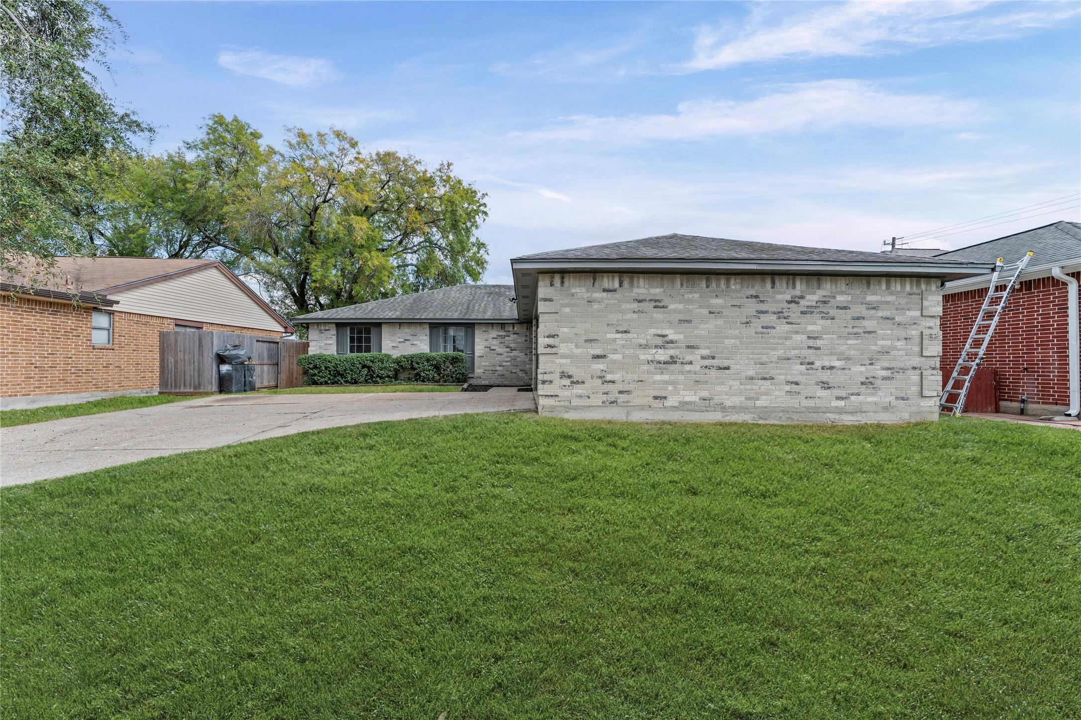 1506 Leadenhall Circle Channelview, TX 77530 - Photo 34 of 34 a front view of a house with a garden
