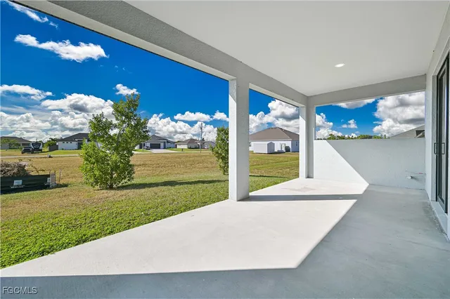 a view of a house with backyard