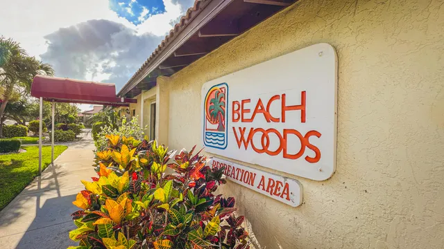 a table and chairs in front of a white house