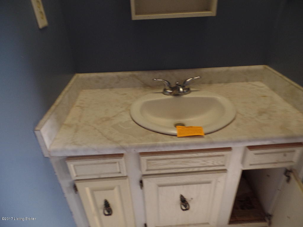 5613 Axbridge Road Louisville, KY 40216 - Photo 19 of 30 SAM_3211
