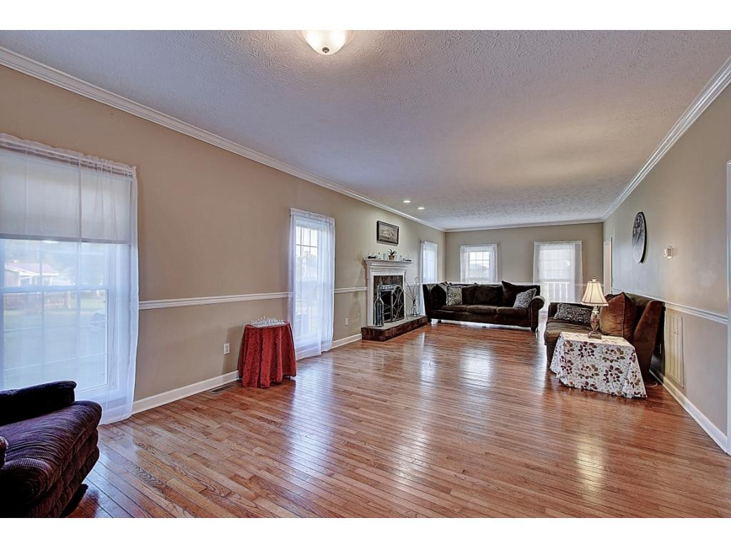 1003 Mitchell Road Kingsport, TN 37663 - Photo 9 of 36 Dining Area Open to Great Rm