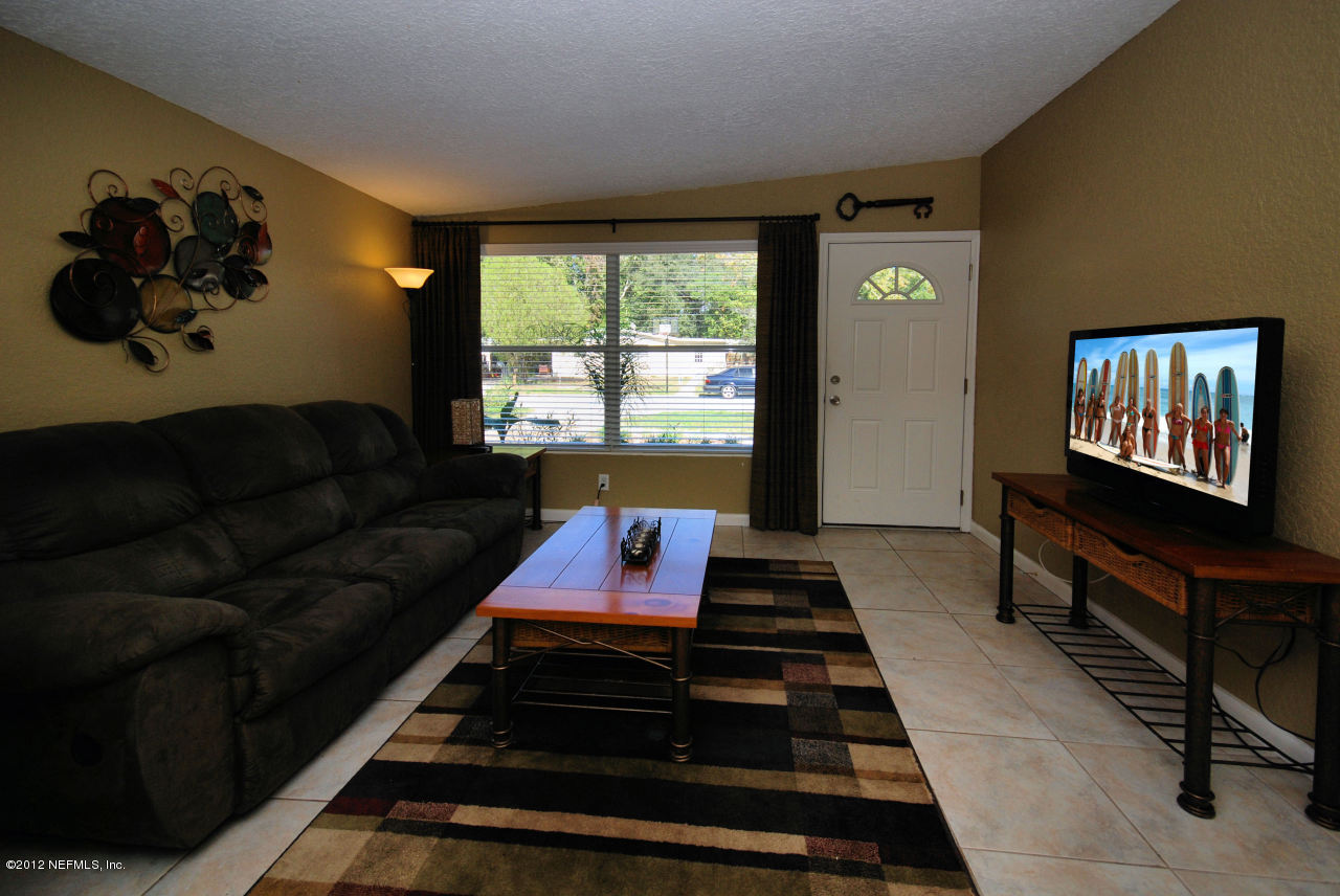 10460 Ebbitt Road Jacksonville, FL 32246 - Photo 2 of 11 family room