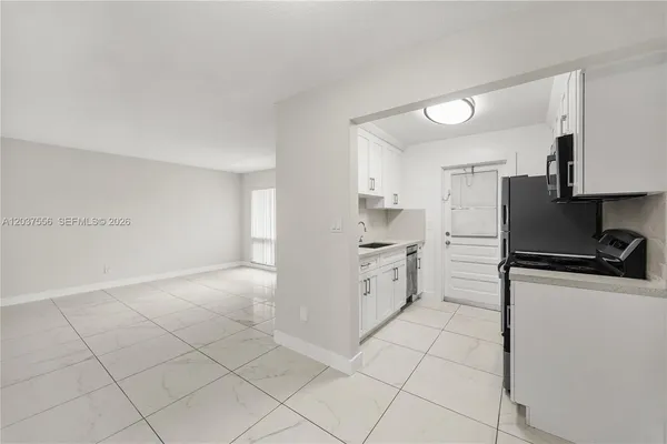 $1,825 | 5141 Hollywood Boulevard, Unit 206, Hollywood, FL 33021