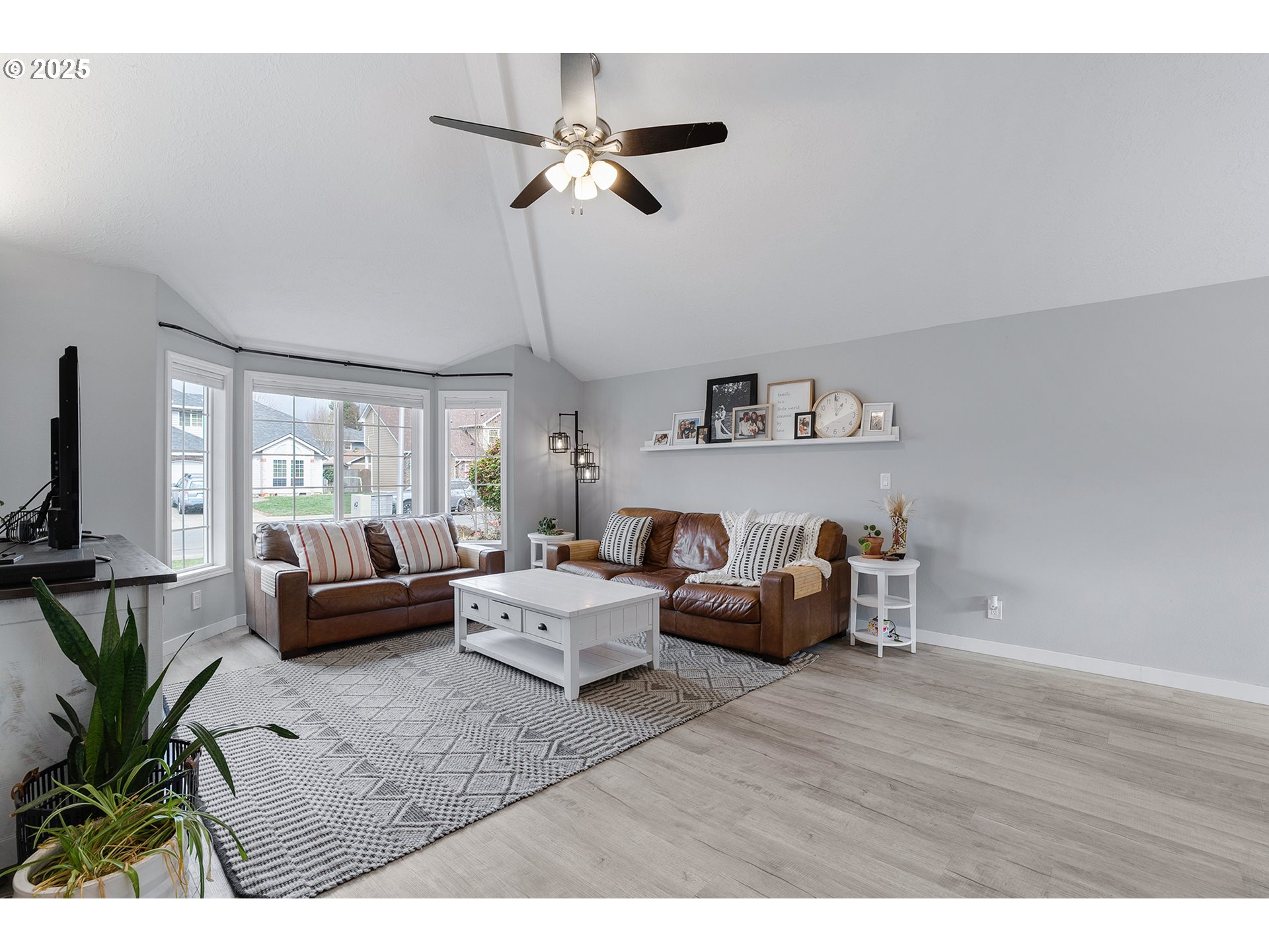 1020 Ridgepoint Street Northeast Keizer, OR 97303 - Photo 3 of 30 Living Room