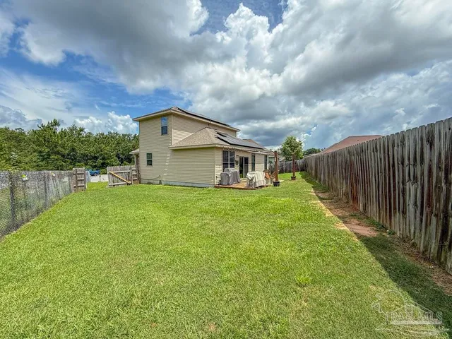 a view of a house with backyard and garden