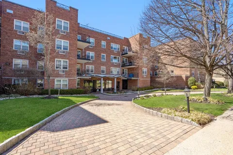 $688,000 | 20 Chapel Place, Unit 1st, Great Neck, NY 11021