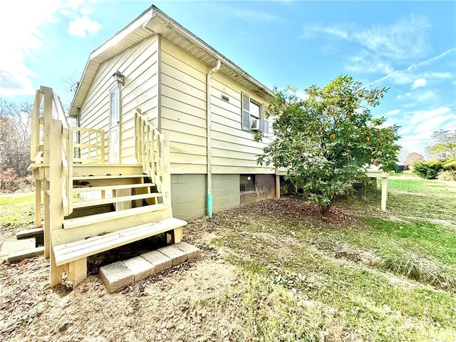 a view of back yard of the house