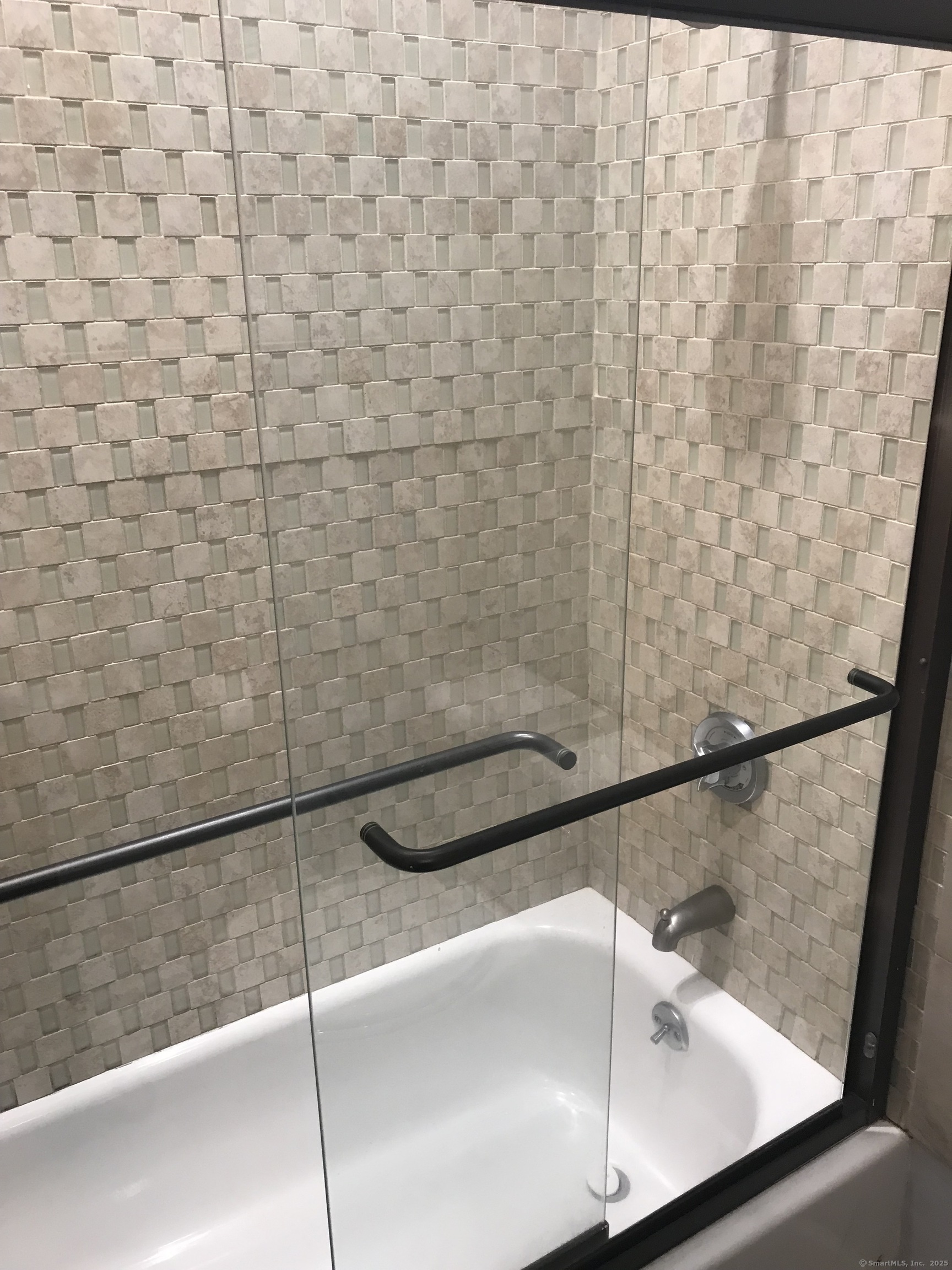 124 Court Street, Unit 1103 New Haven, CT 06511 - Photo 8 of 21 a bathroom with a shower