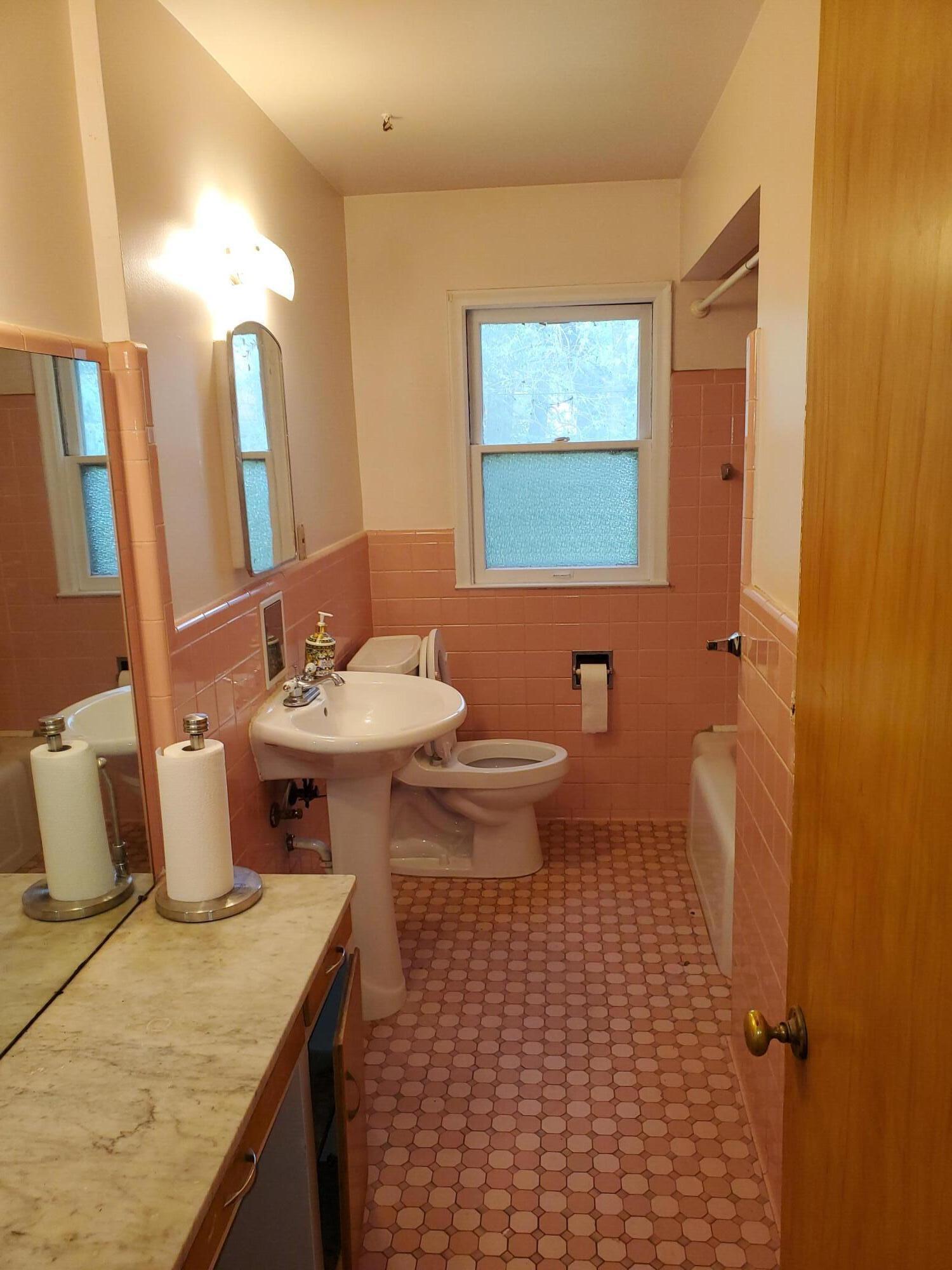 23510 Evergreen Road Southfield, MI 48075 - Photo 5 of 10 Bathroom