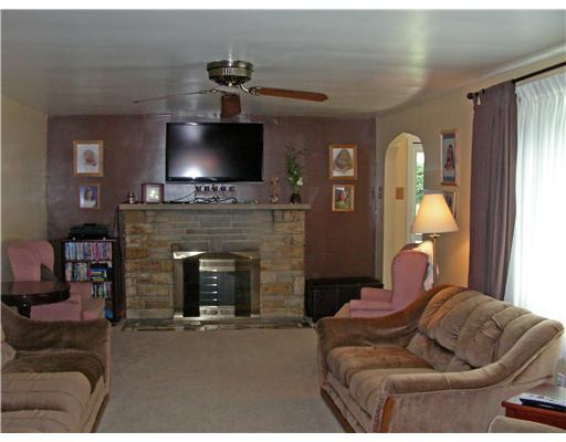 361 Manor Road Wexford, PA 15090 - Photo 2 of 18 Living Room.