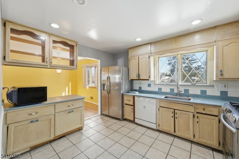 9 Atlantic Road Somerset, NJ 08873 - Photo 5 of 20