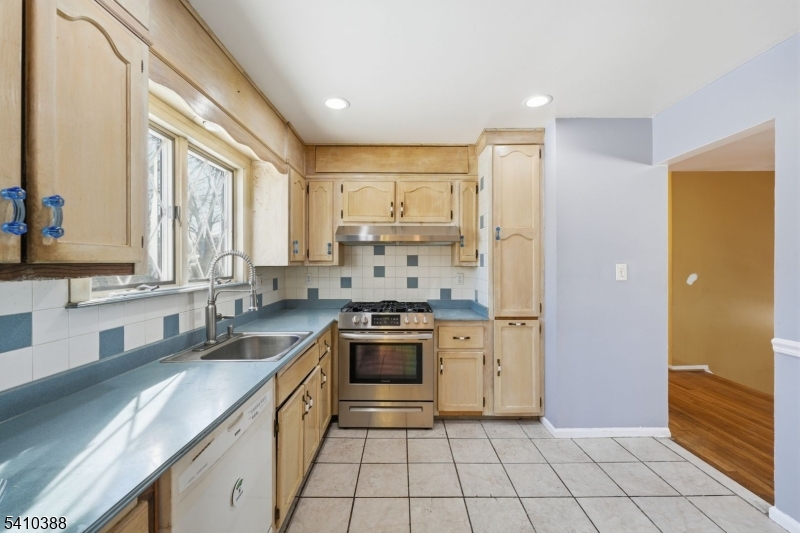 9 Atlantic Road Somerset, NJ 08873 - Photo 7 of 20