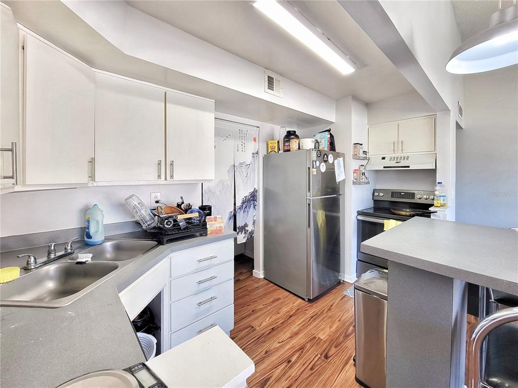 2601 Southwest Archer Road, Unit H330 Gainesville, FL 32608 - Photo 8 of 28 a kitchen with stainless steel appliances a sink stove refrigerator and cabinets