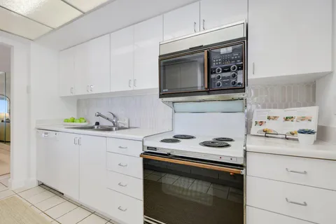 $2,395,000 | 1016 Ocean Drive, Juno Beach, FL 33408