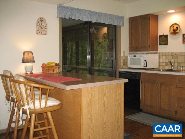 25 Dogleg Road Palmyra, VA 22963 - Photo 11 of 20 Breakfast bar and slider leads to the screened porch.