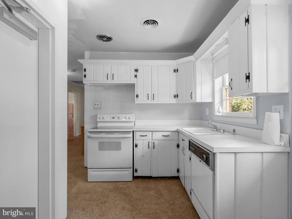 22929 Frederick Road Clarksburg, MD 20871 - Photo 12 of 46 Kitchen - Upper Level
