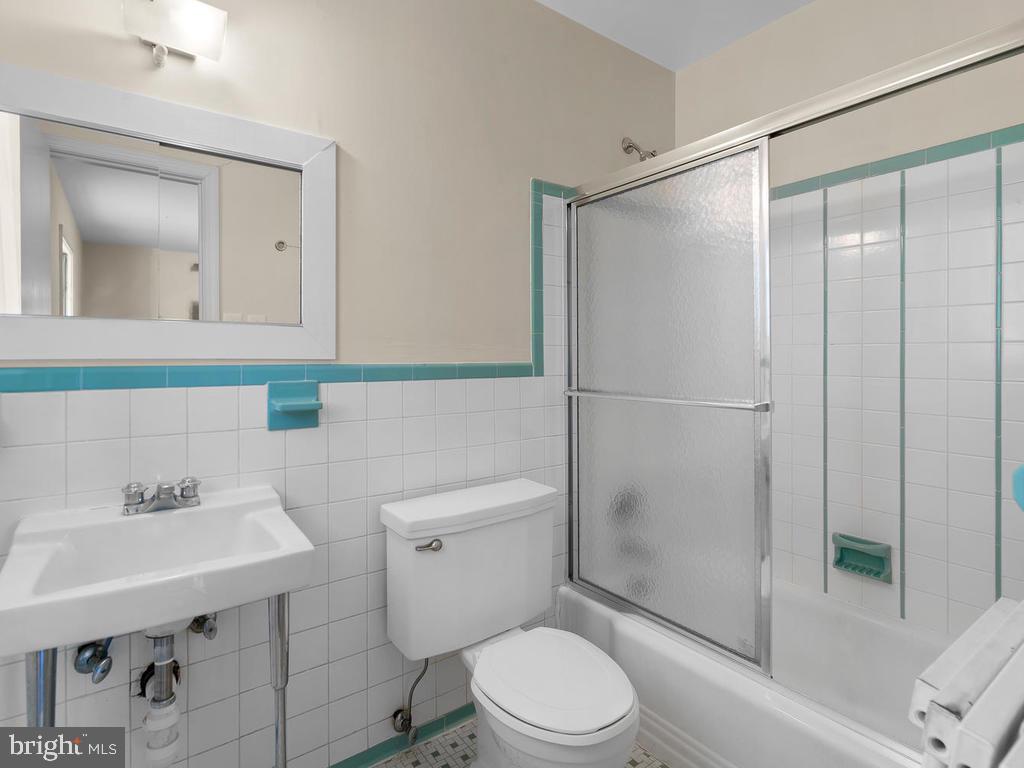 22929 Frederick Road Clarksburg, MD 20871 - Photo 18 of 46 Master Bathroom - Upper Level