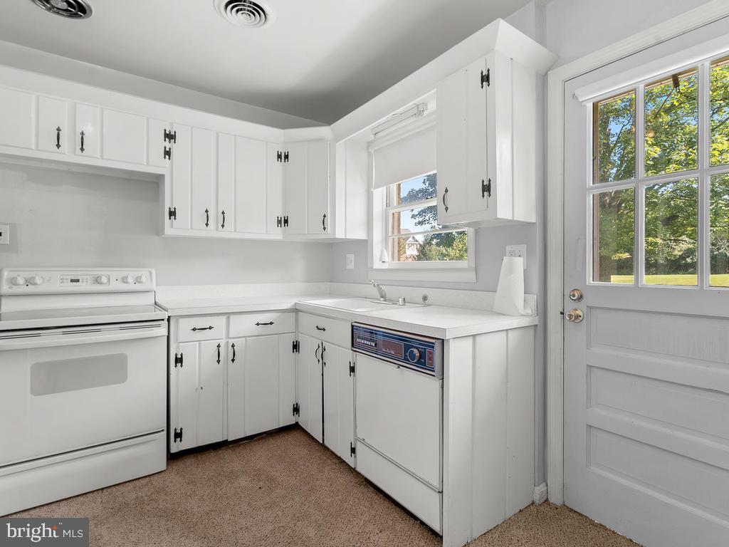 22929 Frederick Road Clarksburg, MD 20871 - Photo 10 of 46 Kitchen - Upper Level