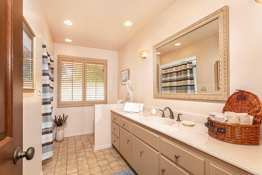 16854 Los Morros Rancho Santa Fe, CA 92067 - Photo 24 of 40 a spacious bathroom with sinks mirror and a bathtub