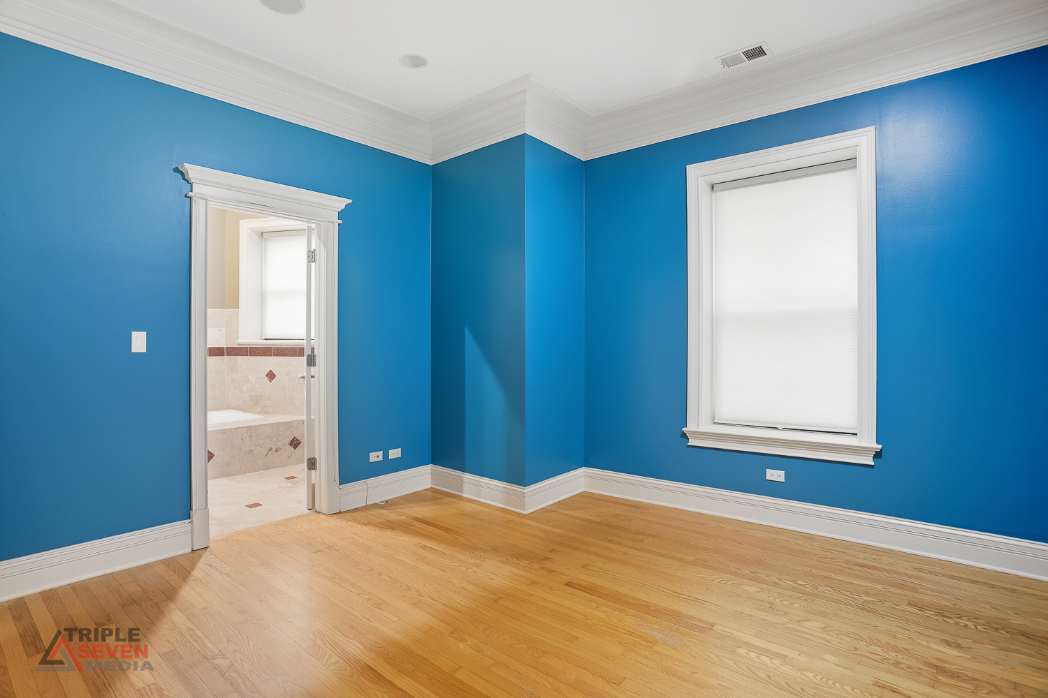 5039 South Michigan Avenue, Unit 1S Chicago, IL 60615 - Photo 13 of 25 a bedroom with a bed and a window