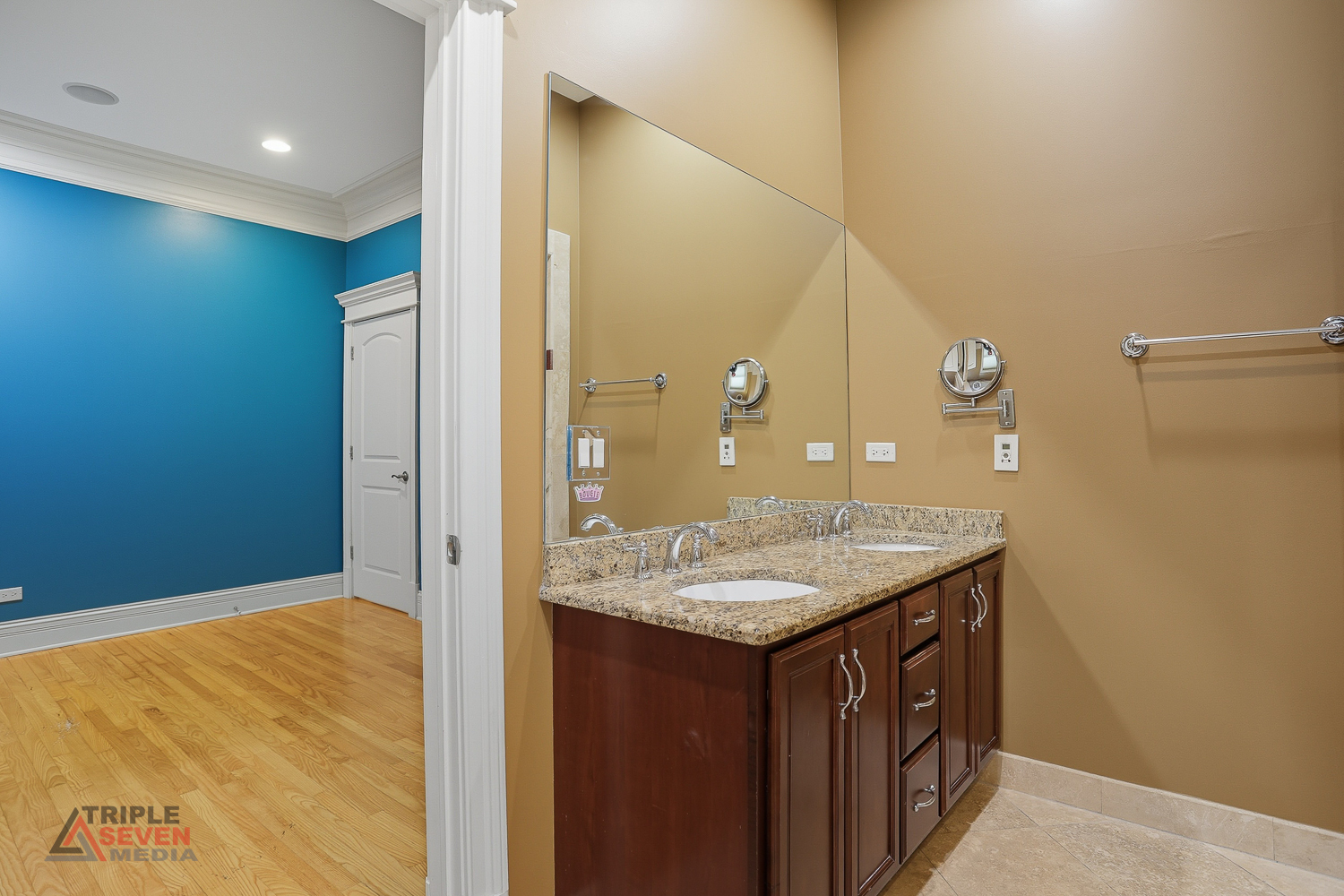 5039 South Michigan Avenue, Unit 1S Chicago, IL 60615 - Photo 17 of 25 a bathroom with a sink and a mirror
