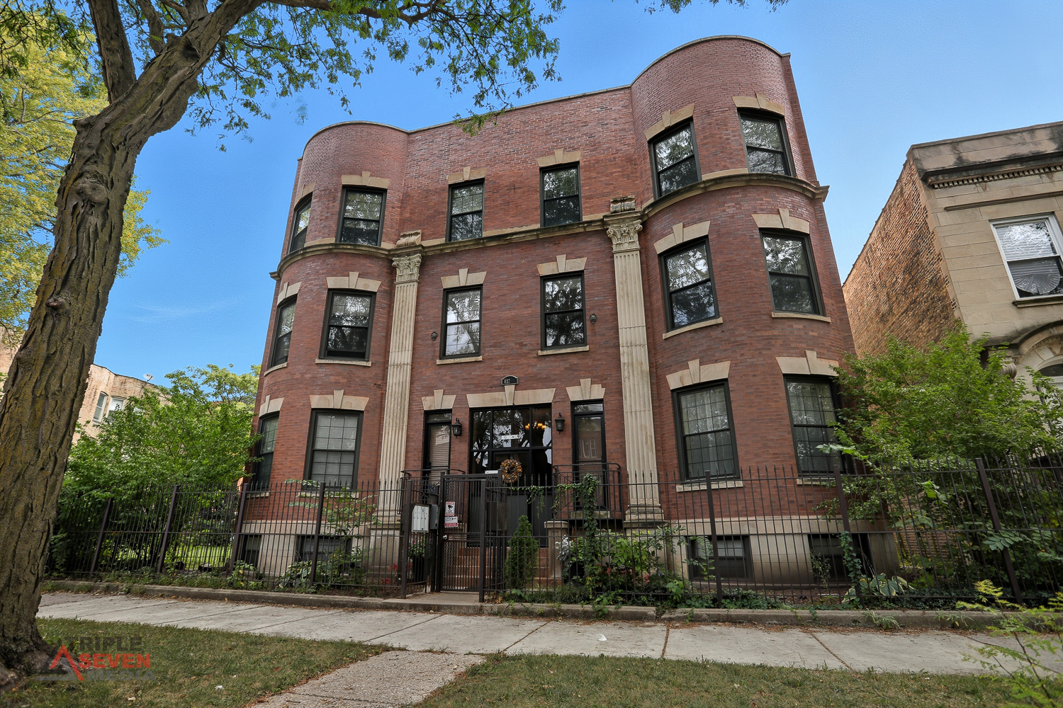 5039 South Michigan Avenue, Unit 1S Chicago, IL 60615 - Photo 2 of 25 a front view of a building