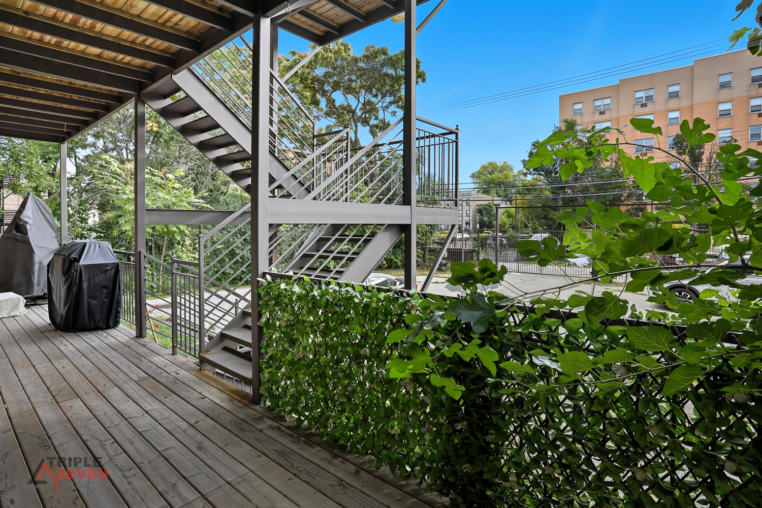 5039 South Michigan Avenue, Unit 1S Chicago, IL 60615 - Photo 24 of 25 a backyard of a house with lots of green space