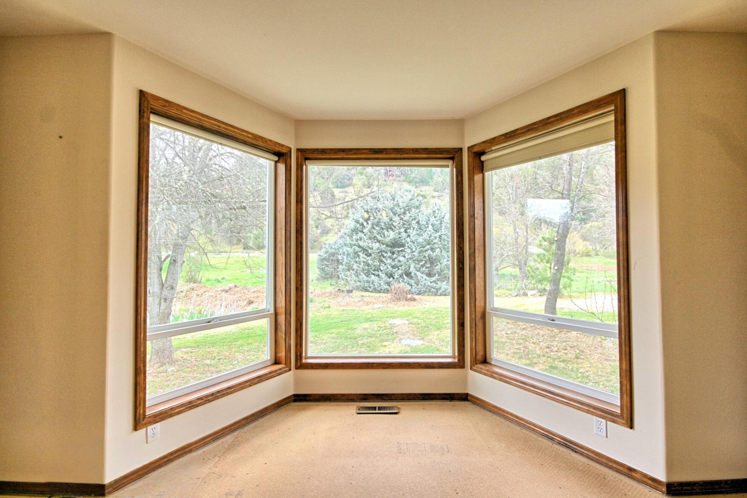 7255 Upper Applegate Road Jacksonville, OR 97530 - Photo 23 of 50 bay window toward front
