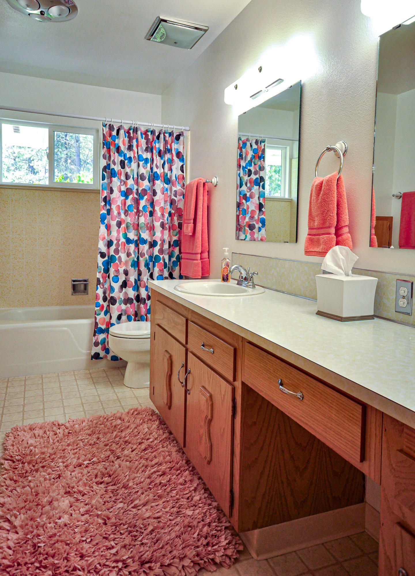 401 West Intervale Road Grants Pass, OR 97527 - Photo 32 of 51 Spacious guest bathroom.